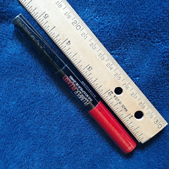 Plumper Please Red Maybelline Gloss / Liner in ONE #235 Hot & Spicy - Picture 3 of 8